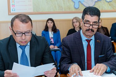 Депутаты будут сообщать о своих заграничных поездках